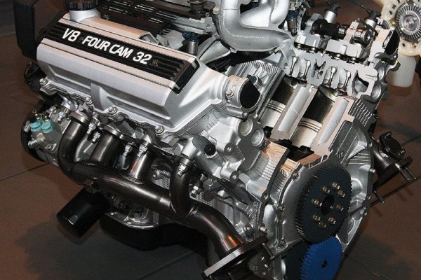 Повечето двигатели в тази класация са си заслужили мястото в нея с мощ и бързина. Първата генерация на UZ двигателите на Toyota го заслужава с надеждност. 
Дебютирал през 1989, този 4-литров агрегат с чифт двойни горноразположени валове и 32 клапана е доказал, че на него може да се разчита.
